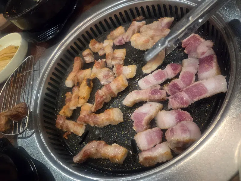 구워지는 삼겹살과 떡