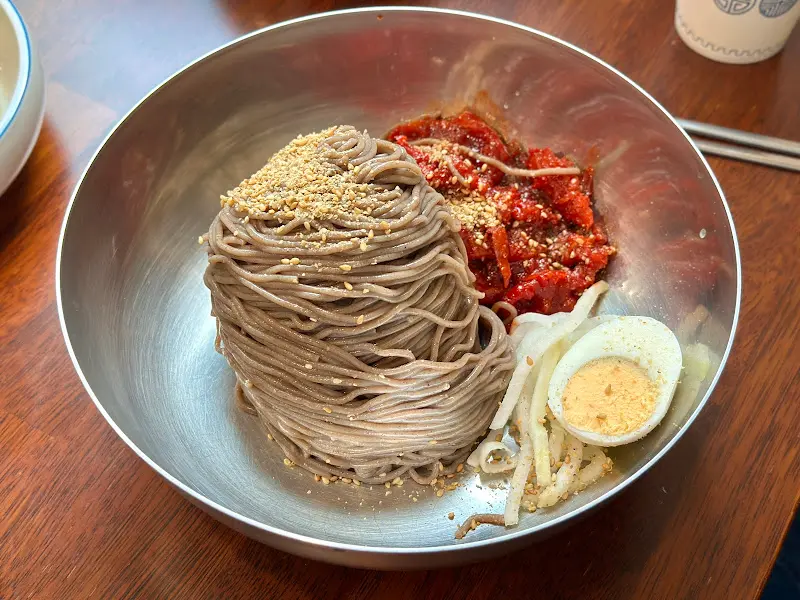 양념장과 김가루, 깨소금이 뿌려진 막국수