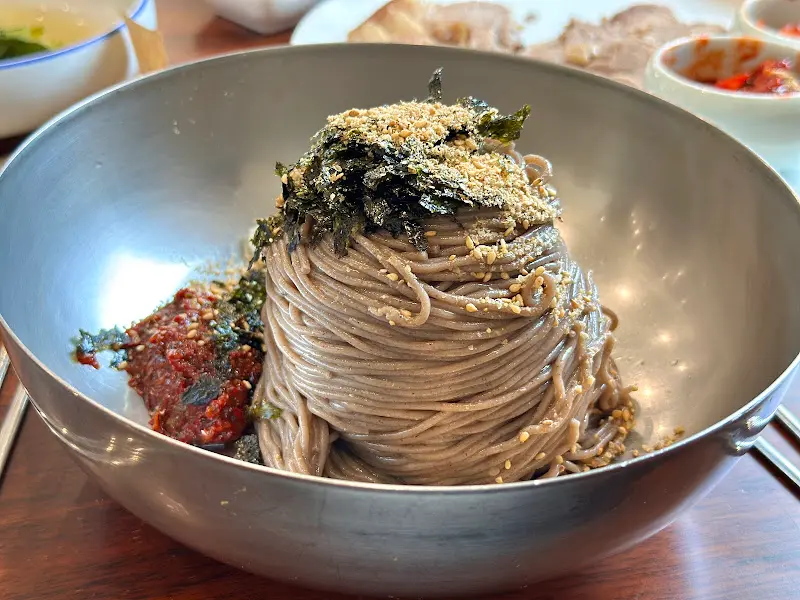 김가루와 깨소금이 뿌려진 막국수 클로즈업