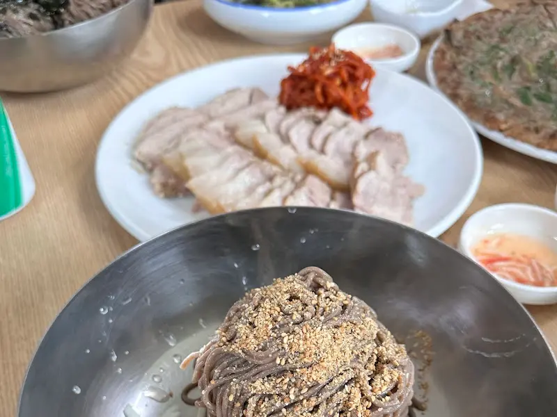 막국수와 수육이 차려진 테이블 전경