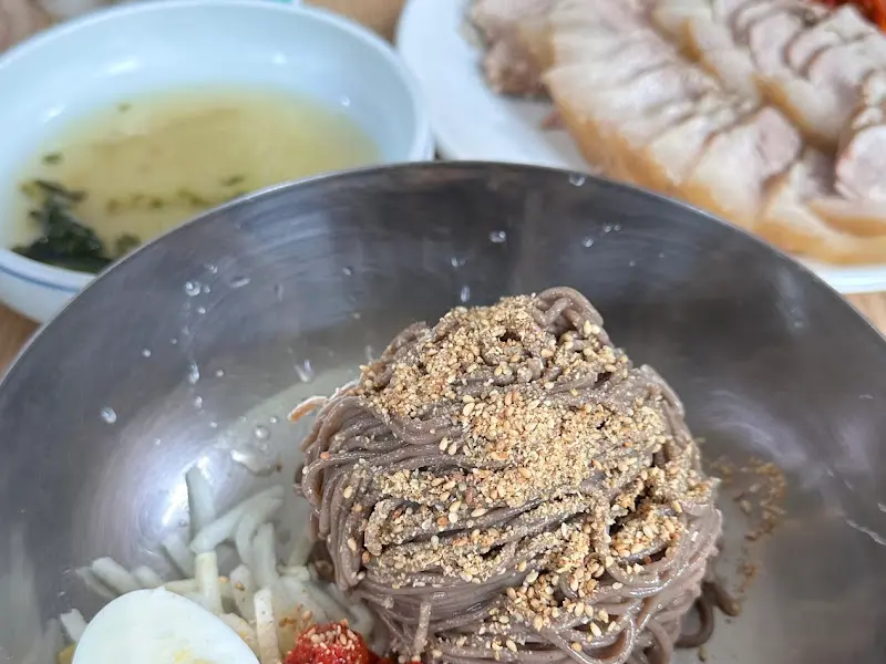 막국수 면발 클로즈업