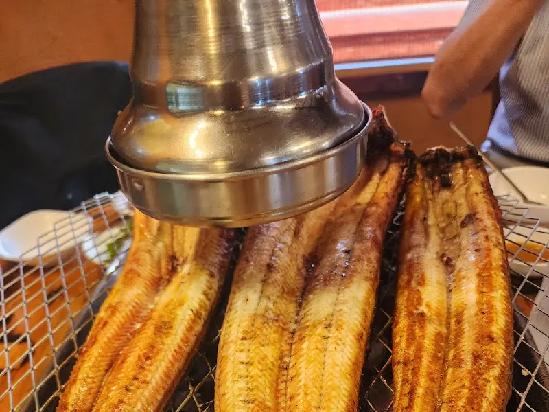 숯불 위에서 노릇노릇 구워지고 있는 장어