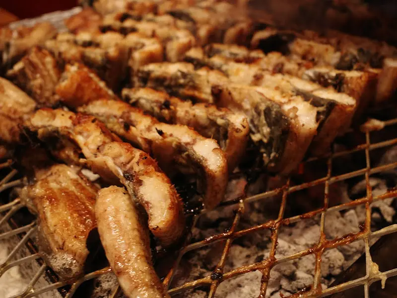 잘 구워진 장어 단면