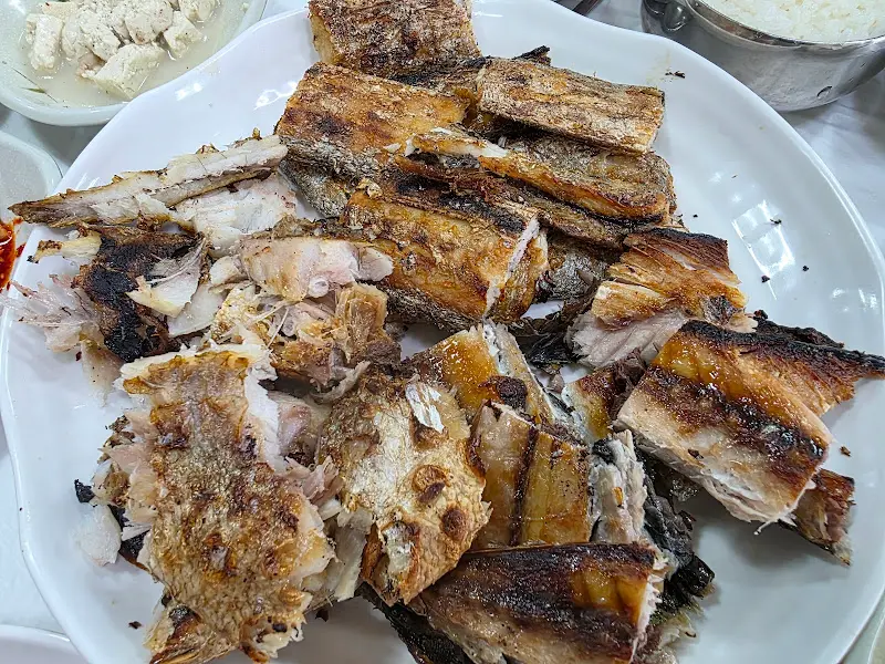 푸짐하게 차려진 생선구이 한 상