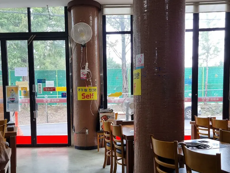 넓은 창밖으로 보이는 풍경