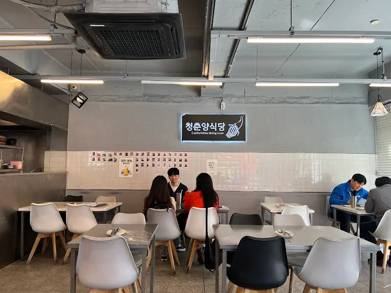 청춘양식당 내부