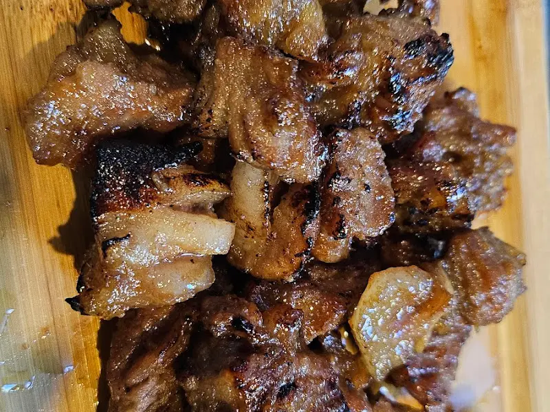 잘 구워진 꽃삼겹살의 클로즈업