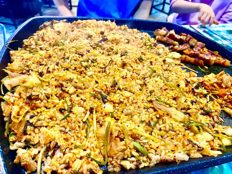 돼지기름에 볶아 더욱 맛있는 볶음밥