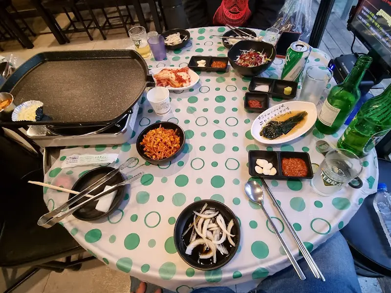 다양한 밑반찬과 함께 차려진 삼겹살 한 상