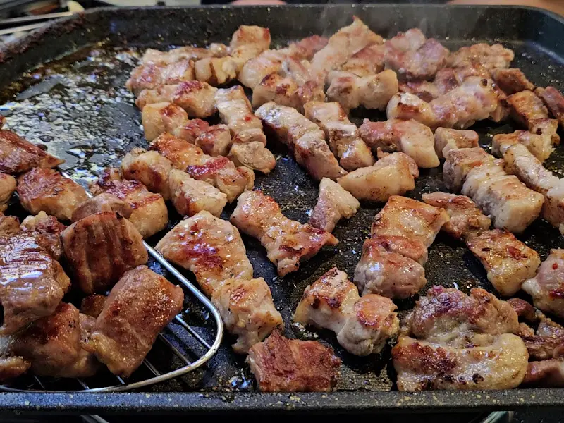 초벌되어 나온 삼겹살의 모습