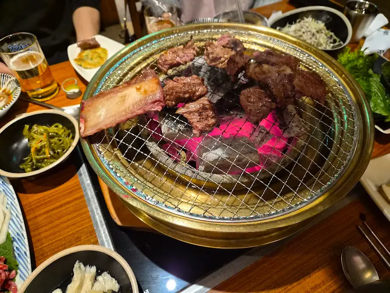 숯불 위에서 익어가는 돼지갈비