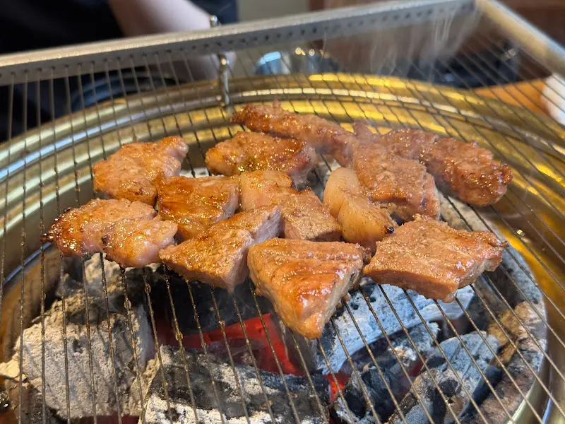 숯불 위에서 익어가는 양념갈비