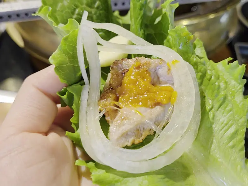 쌈 채소와 함께 먹는 갈비