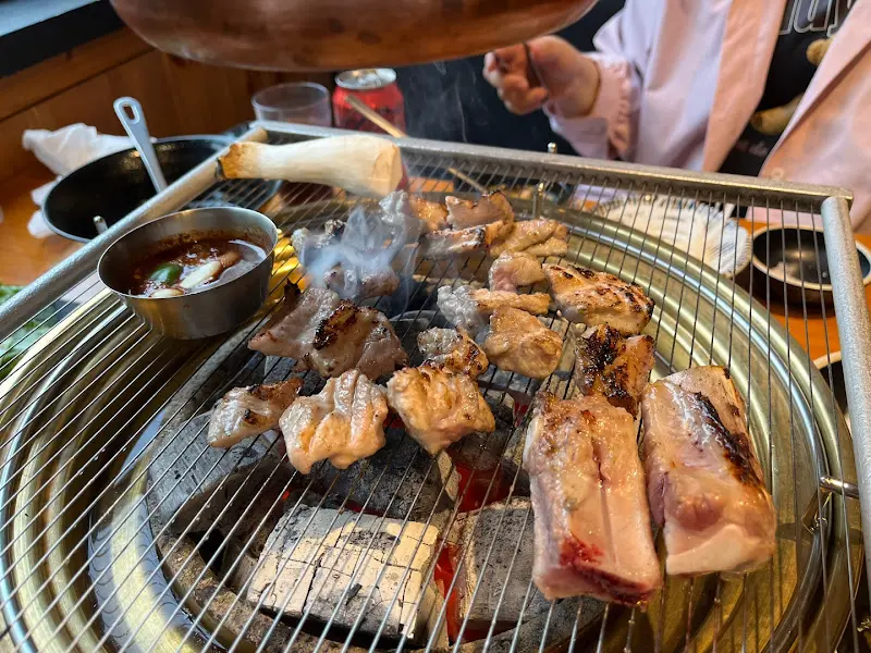 숯불 위에서 익어가는 갈비