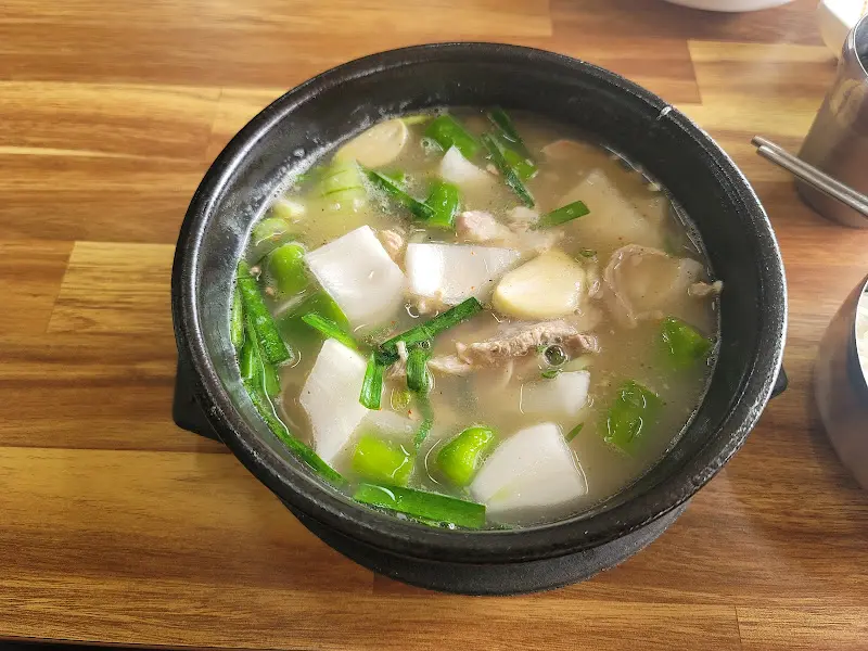 뜨끈한 뚝배기에 담겨 나온 돼지국밥