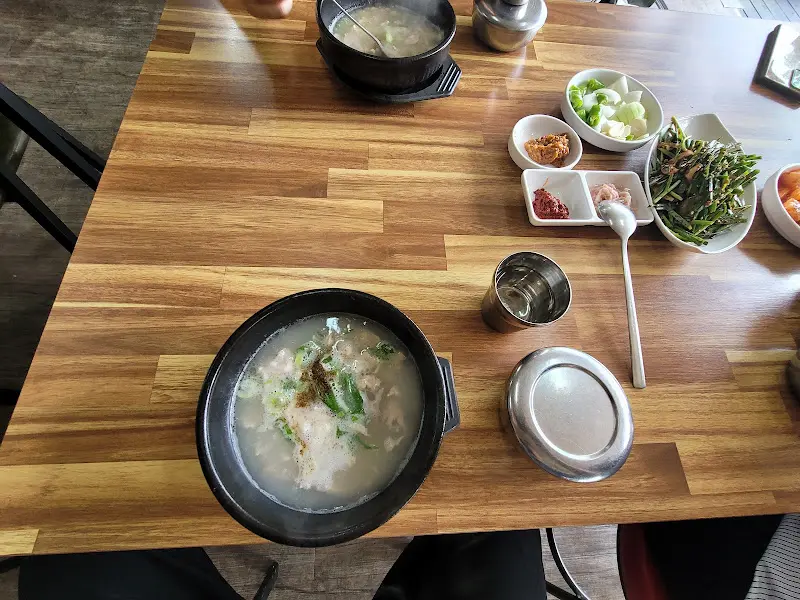 돼지국밥과 밑반찬 전체샷