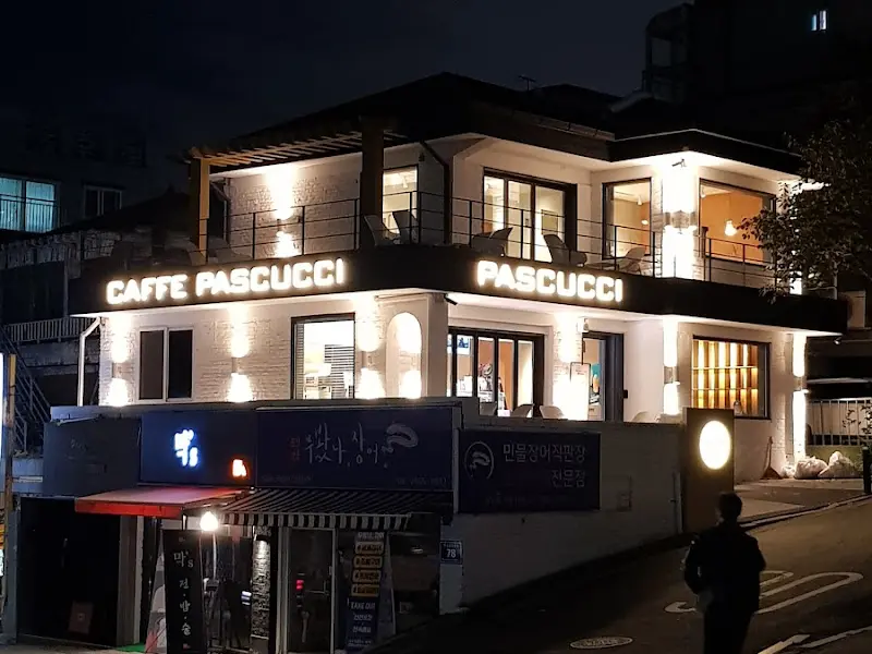 파스쿠찌 외부 야경