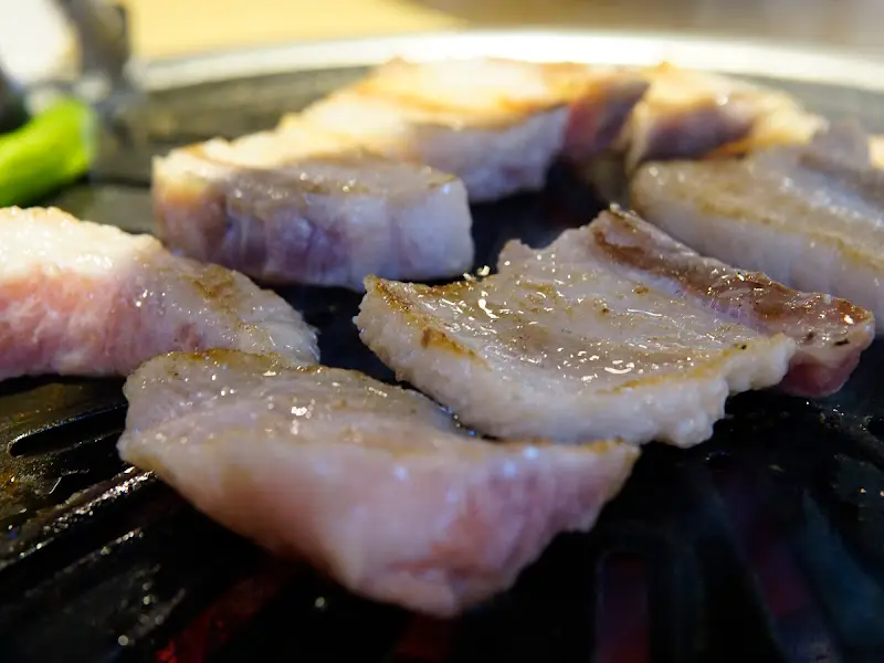 숯불 위에서 익어가는 한우