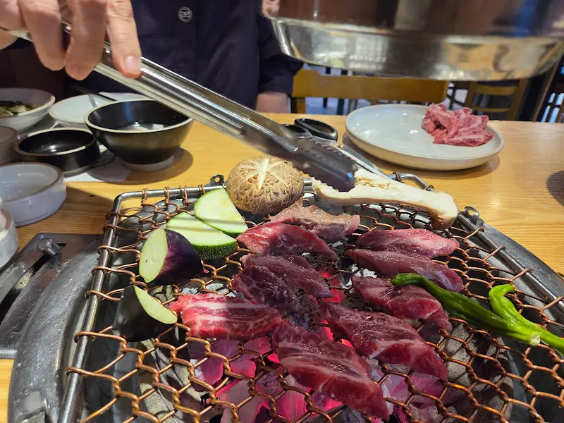 숯불에 구워지는 고기