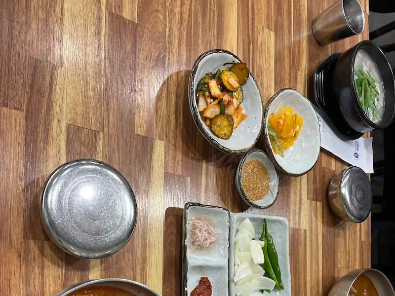 소고기 국밥과 다채로운 반찬들이 놓인 식탁