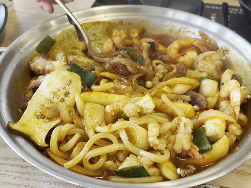 맛있게 비벼진 낙곱새