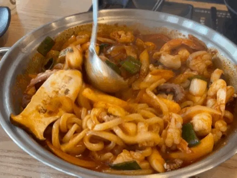 낙곱새를 덜어먹는 모습