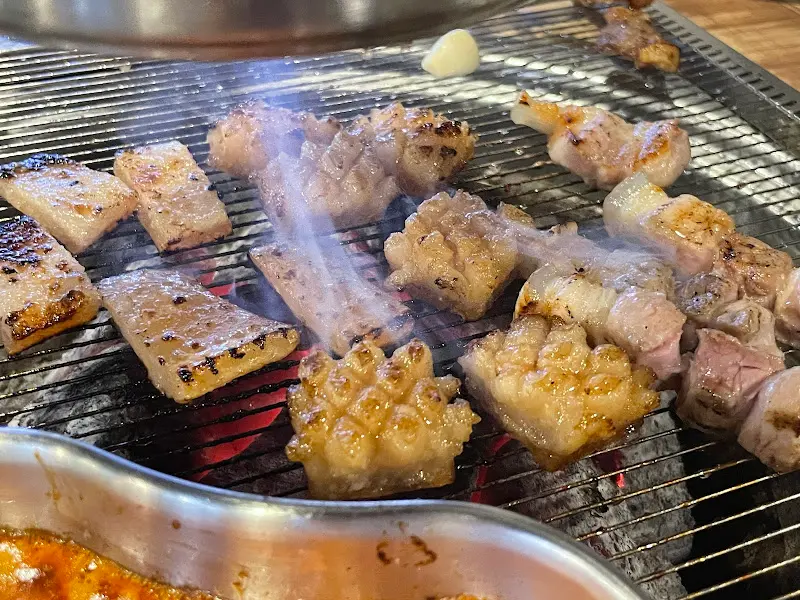 노릇하게 구워진 꼬들목살과 김치