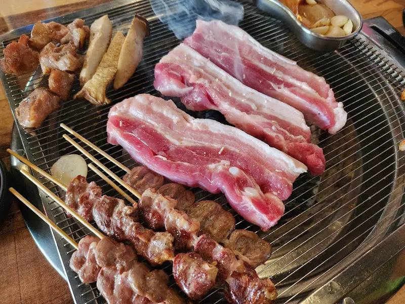 숯불과 함께 구워지는 삼겹살과 염통