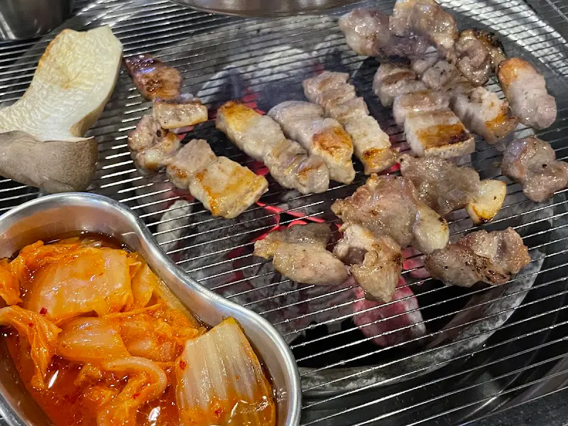 불판 위의 꼬들목살과 김치