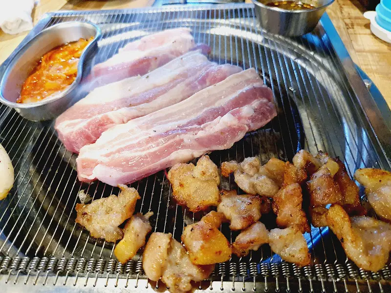 불판 위의 삼겹살과 꼬들목살