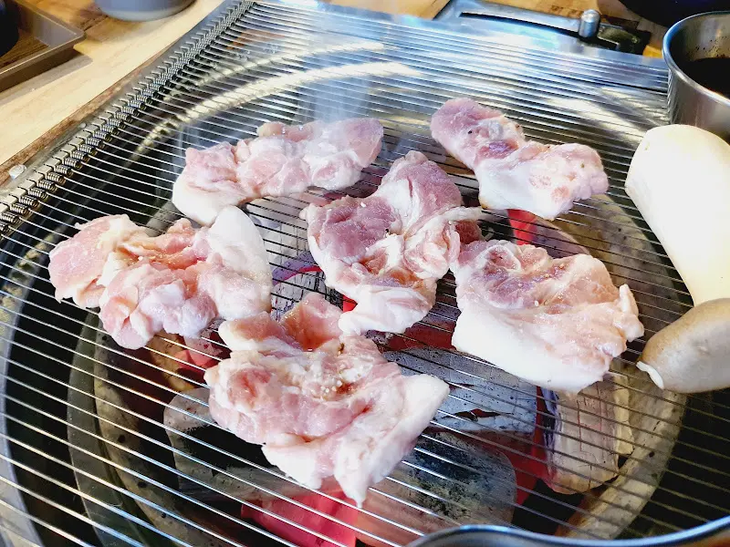 불판 위에 올려진 꼬들목살