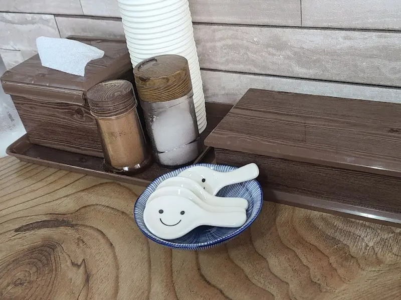 테이블에 놓인 양념통과 스마일 숟가락 받침