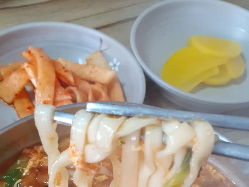 차돌장칼국수와 반찬