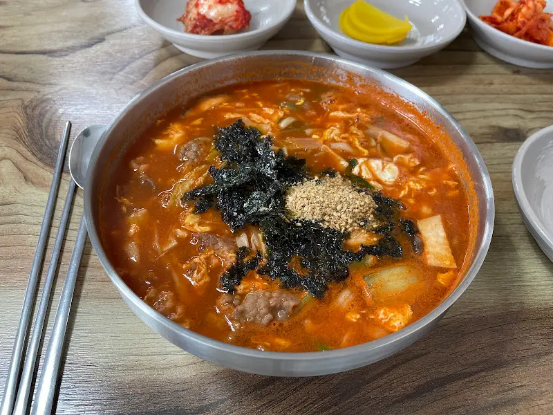 차돌장칼국수와 반찬 전체샷
