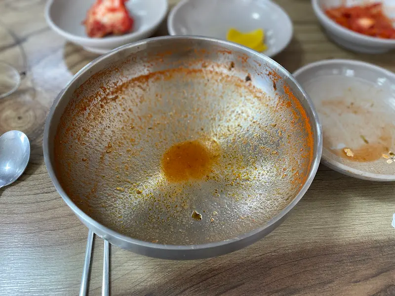 깨끗하게 비워진 칼국수 그릇