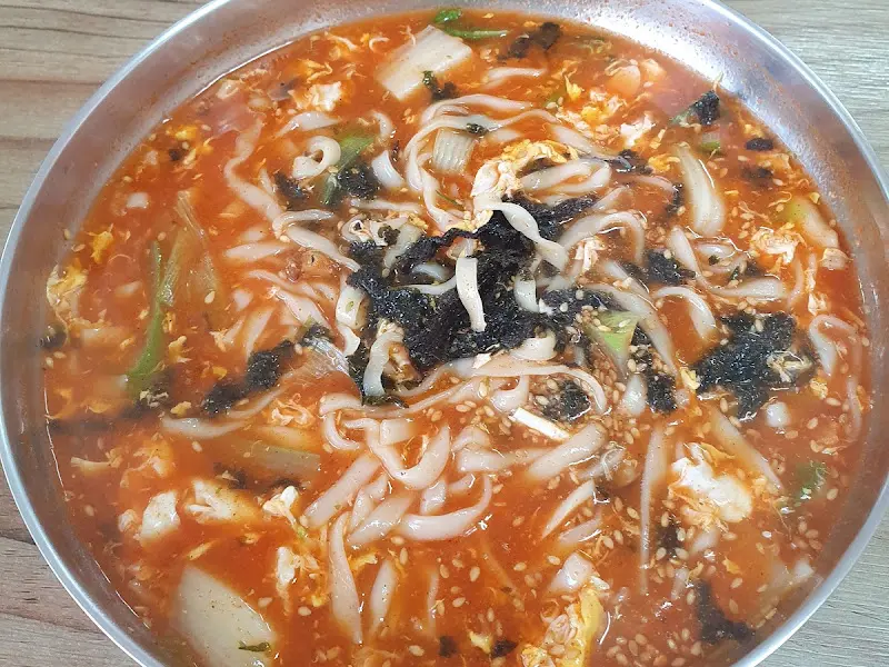 칼국수 면발과 김가루