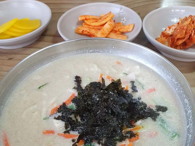 황태칼국수와 반찬