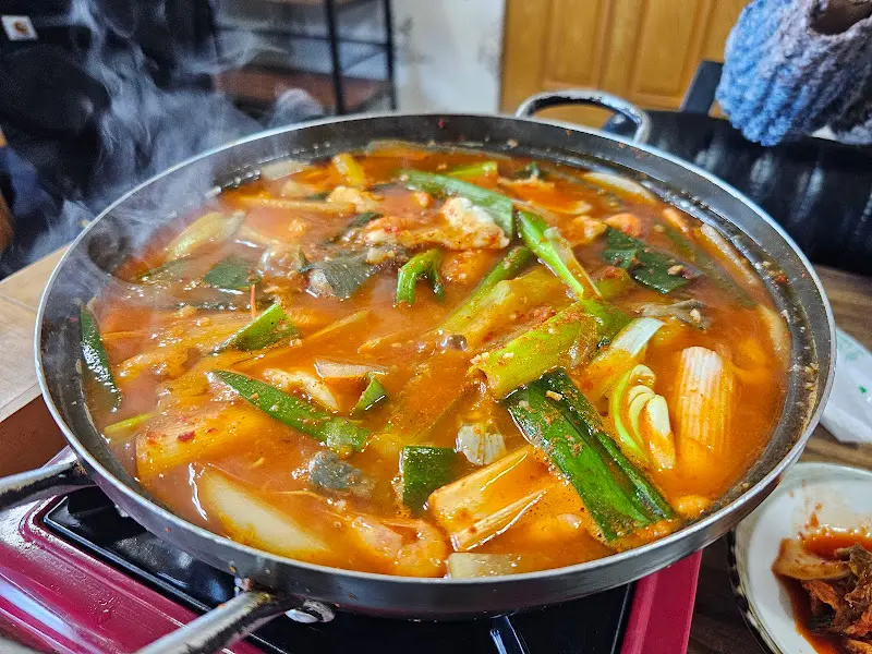 보글보글 끓고 있는 쏘가리 매운탕