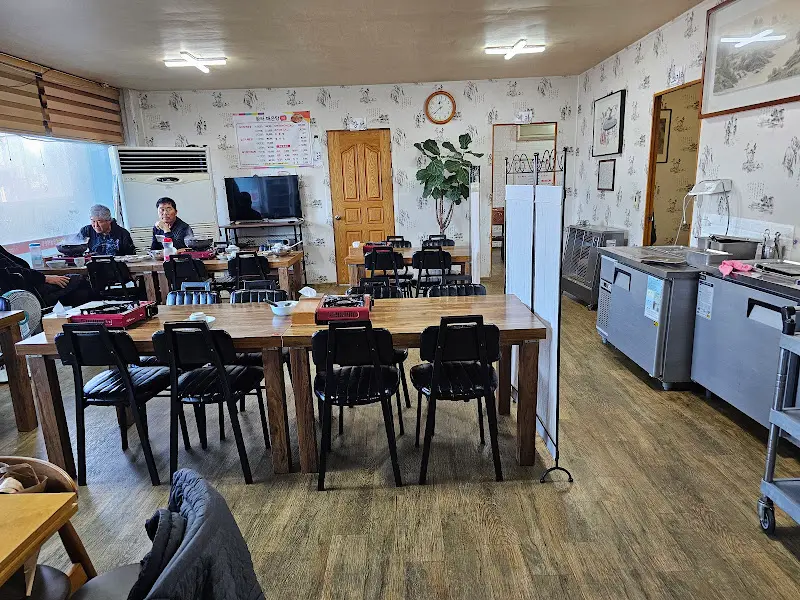 넓고 깔끔한 식당 내부