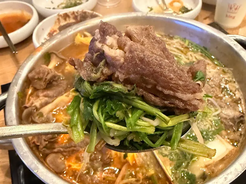 미나리와 고기의 조화