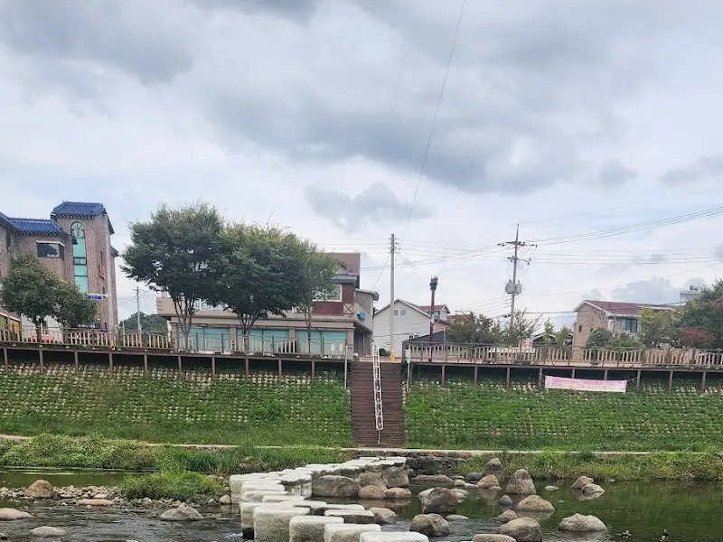 카페 앞 위천수의 풍경