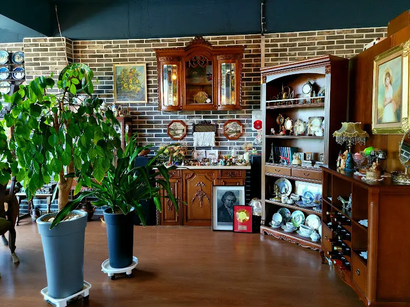 카페 내부 장식장