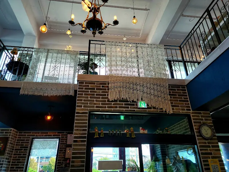 카페 2층에서 바라본 샹들리에