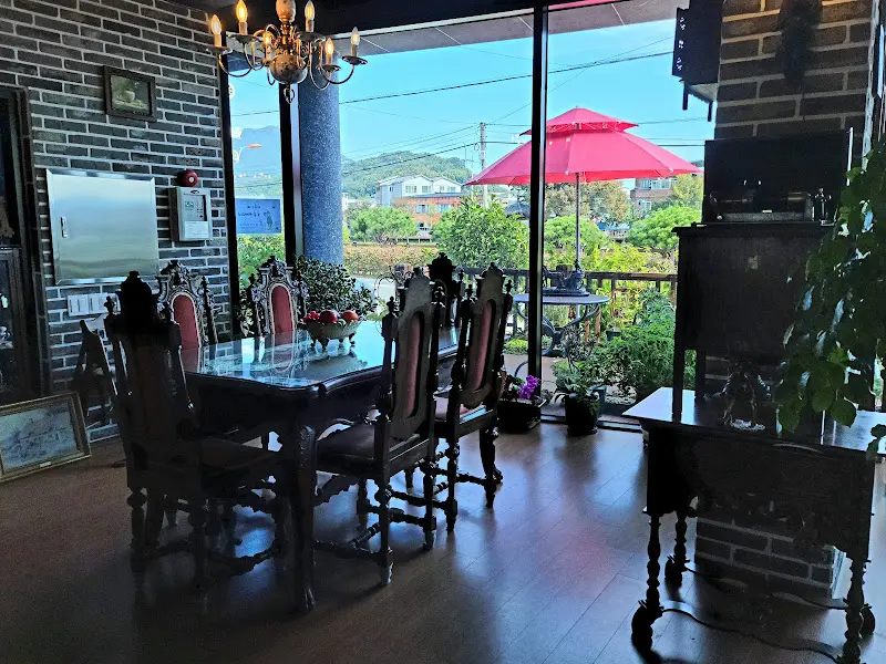 창밖 풍경이 보이는 테이블