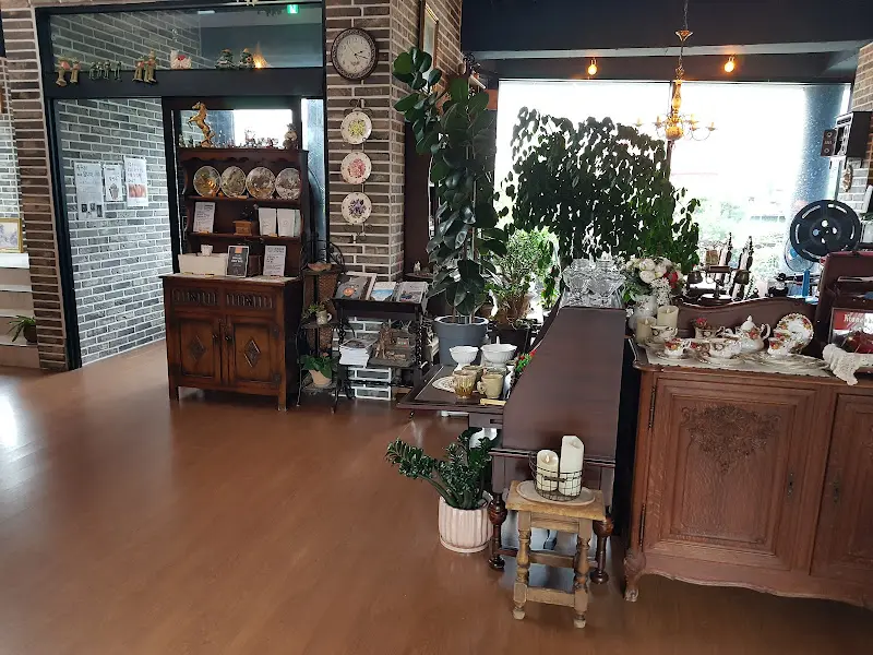 디마네 커피 로스터스 내부 모습