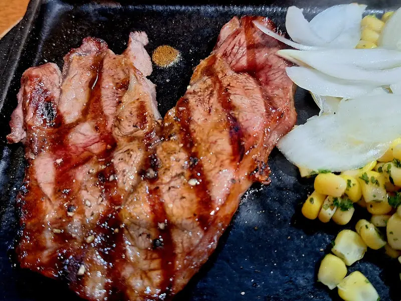 지글지글 익어가는 스테이크