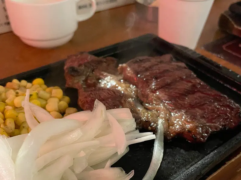 스테이크와 콘, 양파