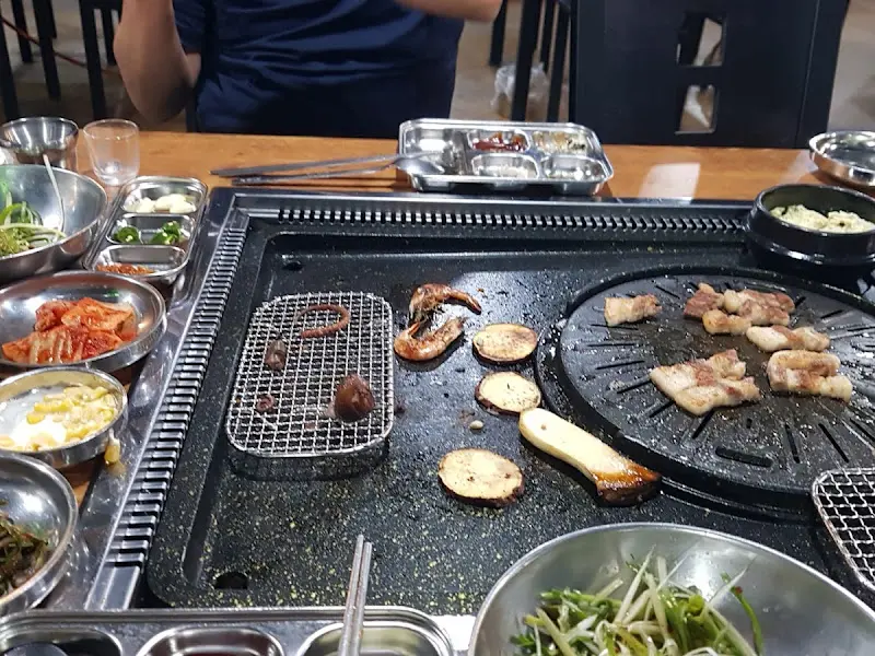 돌판 위에서 구워지는 다양한 재료들