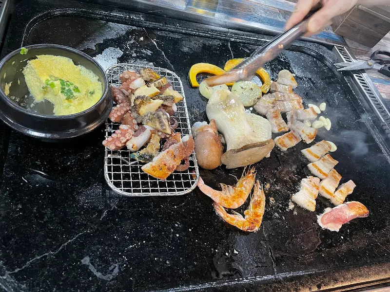 돌판 위에서 익어가는 해산물