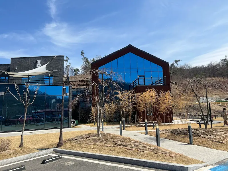 카페 외부 주차장